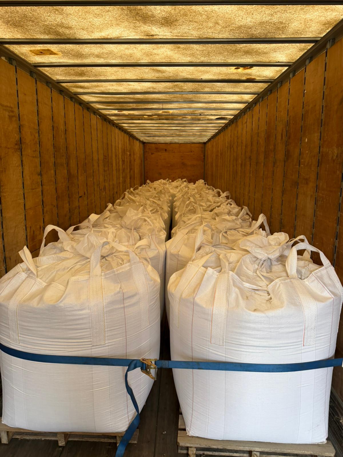 Chargement de sacs de vrac sur palettes dans une remorque