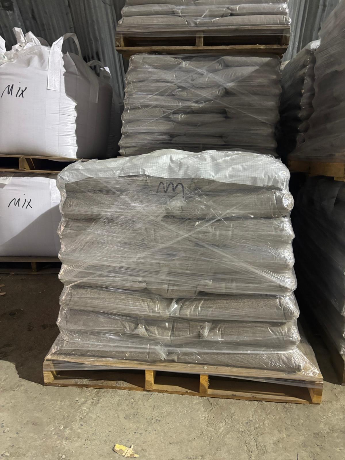 Sacs de sable de 22,7 kg (50 lb) empilés sur une palette